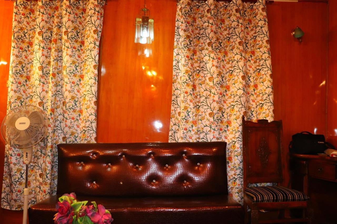 House Boat New Pala Palace Srīnagar Extérieur photo