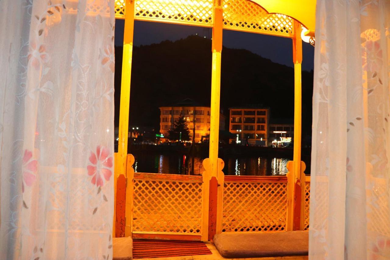 House Boat New Pala Palace Srīnagar Extérieur photo