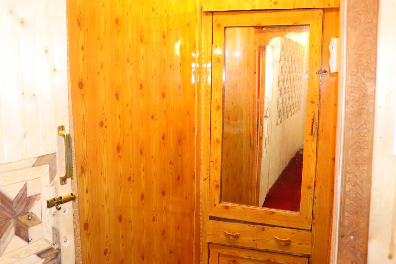 House Boat New Pala Palace Srīnagar Extérieur photo