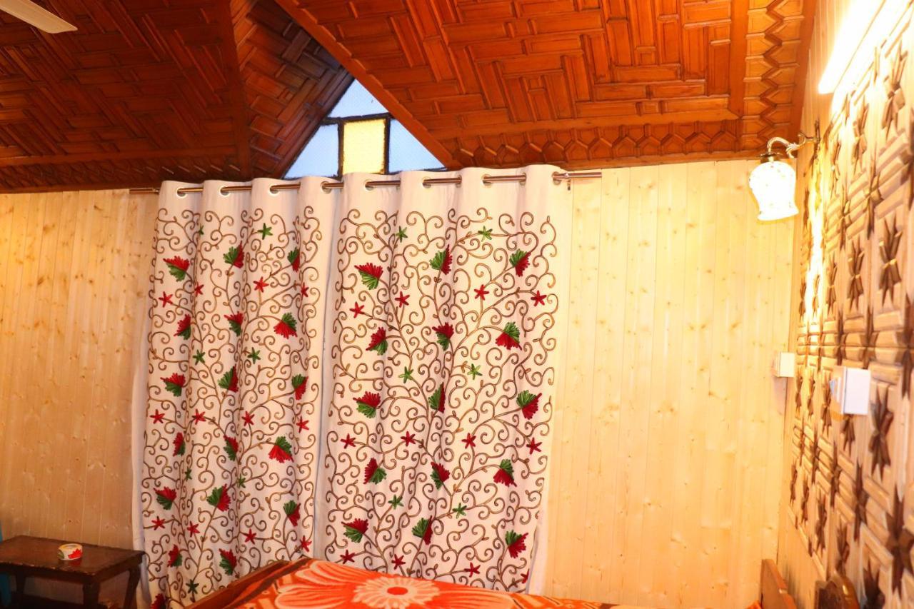 House Boat New Pala Palace Srīnagar Extérieur photo