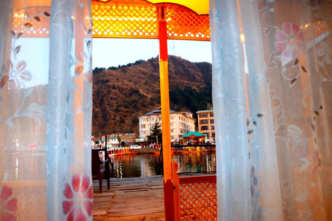 House Boat New Pala Palace Srīnagar Extérieur photo
